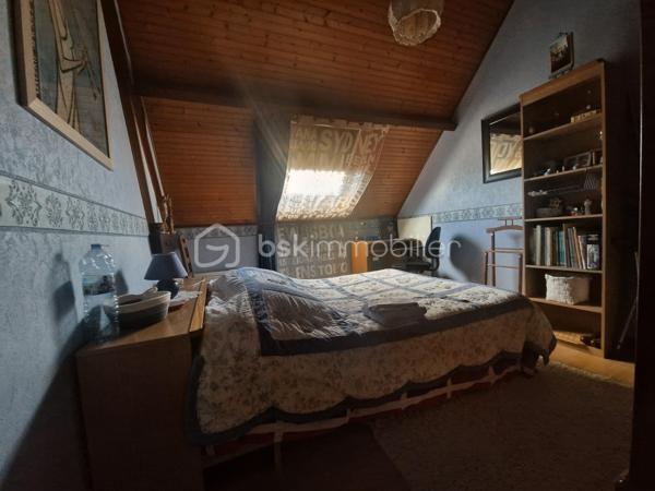 Maison familiale de 174 m² à Sens – 6 chambres + bureau

Située Boulevard de la Liberté à Sens, cette maison de 174 m² habitables offre de beaux volumes et de nombreuses possibilités d'aménagement.

Édifiée sur un terrain de 453 m², elle comprend :

• 6 chambres dont une avec douche et point d'eau • 1 bureau indépendant• Grand salon-séjour lumineux• 1 salles de bains• Cuisine• Garage• Terrasse et jardin

Cette maison conviendra parfaitement à une grande famille, à une famille recomposée ou à toute personne recherchant de l'espace pour le télétravail grâce à son bureau dédié.

Son emplacement est un véritable atout : le centre-ville de Sens, les commerces, les écoles, les services et les transports sont accessibles rapidement.

Les nombreux espaces disponibles permettent également d'envisager différents projets d'aménagement selon vos besoins.

Pour plus d'informations ou pour organiser une visite, n'hésitez pas à me contacter
