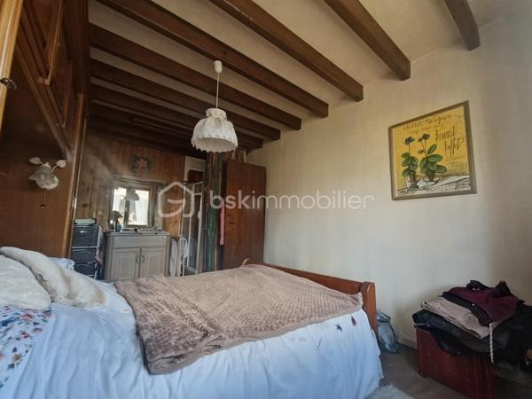 Maison familiale de 174 m² à Sens – 6 chambres + bureau

Située Boulevard de la Liberté à Sens, cette maison de 174 m² habitables offre de beaux volumes et de nombreuses possibilités d'aménagement.

Édifiée sur un terrain de 453 m², elle comprend :

• 6 chambres dont une avec douche et point d'eau • 1 bureau indépendant• Grand salon-séjour lumineux• 1 salles de bains• Cuisine• Garage• Terrasse et jardin

Cette maison conviendra parfaitement à une grande famille, à une famille recomposée ou à toute personne recherchant de l'espace pour le télétravail grâce à son bureau dédié.

Son emplacement est un véritable atout : le centre-ville de Sens, les commerces, les écoles, les services et les transports sont accessibles rapidement.

Les nombreux espaces disponibles permettent également d'envisager différents projets d'aménagement selon vos besoins.

Pour plus d'informations ou pour organiser une visite, n'hésitez pas à me contacter