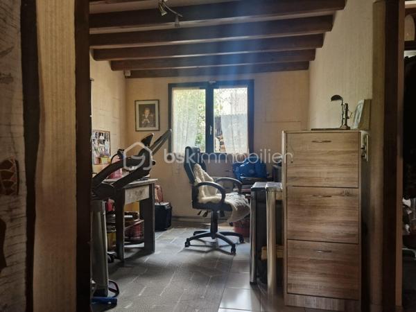 Maison familiale de 174 m² à Sens – 6 chambres + bureau

Située Boulevard de la Liberté à Sens, cette maison de 174 m² habitables offre de beaux volumes et de nombreuses possibilités d'aménagement.

Édifiée sur un terrain de 453 m², elle comprend :

• 6 chambres dont une avec douche et point d'eau • 1 bureau indépendant• Grand salon-séjour lumineux• 1 salles de bains• Cuisine• Garage• Terrasse et jardin

Cette maison conviendra parfaitement à une grande famille, à une famille recomposée ou à toute personne recherchant de l'espace pour le télétravail grâce à son bureau dédié.

Son emplacement est un véritable atout : le centre-ville de Sens, les commerces, les écoles, les services et les transports sont accessibles rapidement.

Les nombreux espaces disponibles permettent également d'envisager différents projets d'aménagement selon vos besoins.

Pour plus d'informations ou pour organiser une visite, n'hésitez pas à me contacter