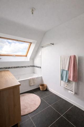 Maison contemporaine à proximité du bourg
