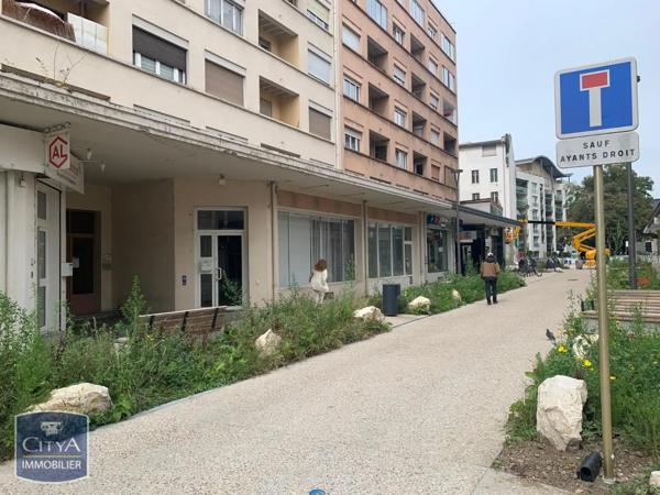 Local commercial à vendre 275m²