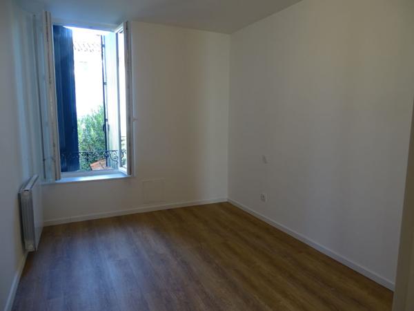 APPARTEMENT AVEC UNE CHAMBRE ET JARDIN COMMUN