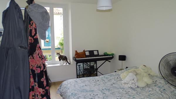 APPARTEMENT AVEC UNE CHAMBRE ET JARDIN COMMUN