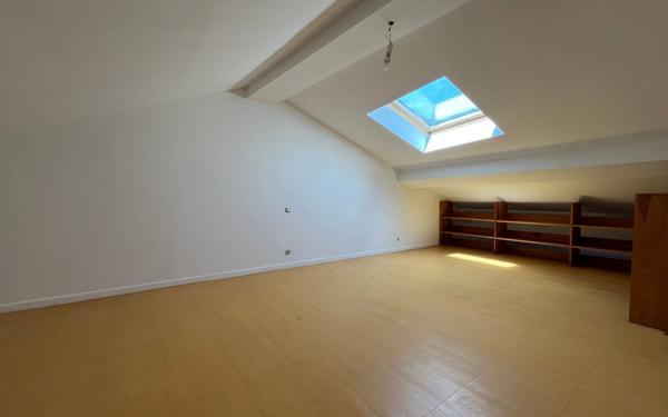 Immeuble à vendre    7 pièces •  Roquefort