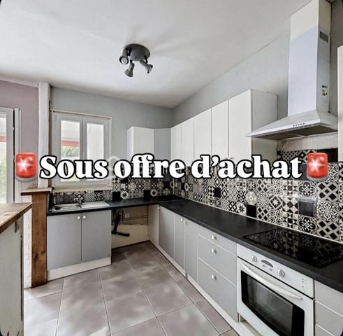 Rare sur le secteur

Située dans un environnement agréable et recherché de la vallée de la Marne, cette maison d’habitation de 103 m² offre un cadre de vie idéal pour une famille à la recherche d’espace, de praticité et de potentiel. Réputée pour ses vignobles champenois et sa qualité de vie, la commune de Charly-sur-Marne séduit par sa situation stratégique, à seulement 16 km de Château-Thierry, 75 km de Reims et 81 km de Paris.

Vous profiterez d’un quotidien facilité avec commerces, écoles de la maternelle au collège, services médicaux et commodités accessibles à pied. Les gares de Nogent-l’Artaud (6 minutes en voiture) et Nanteuil-Saâcy (10 minutes en voiture), desservies par la ligne P, permettent également de rejoindre Paris-Est facilement.

Dès l’entrée, la maison dévoile un espace de vie chaleureux et lumineux comprenant un salon-séjour de 24,91 m² ouvert sur la cuisine, une buanderie fonctionnelle, un WC indépendant ainsi qu’une agréable véranda offrant un véritable espace de détente supplémentaire.

Répartie sur trois niveaux, elle propose au premier étage deux belles chambres de 14,63 m² et 13,55 m² ainsi qu’une salle d’eau. Le deuxième étage accueille deux autres chambres de 15 m² et 10,65 m² ainsi qu’un espace déjà prévu pour l’aménagement d’une salle de bain avec WC.

À l’extérieur, un jardinet de 156 m² vous permettra de profiter pleinement des beaux jours. Une dépendance avec grenier complète l’ensemble et offre de nombreuses possibilités d’aménagements selon vos besoins. Une cave voûtée située sous la maison apporte également beaucoup de cachet à l’ensemble.

Avec ses beaux volumes et son fort potentiel de valorisation, cette maison représente une belle opportunité pour une famille, une première acquisition ou un projet de vie, dans un secteur recherché et dynamique de la vallée de la Marne. 

N’hésitez pas à me contacter pour organiser une visite et découvrir tout le potentiel de ce bien.
