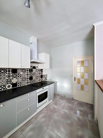 Rare sur le secteur

Située dans un environnement agréable et recherché de la vallée de la Marne, cette maison d’habitation de 103 m² offre un cadre de vie idéal pour une famille à la recherche d’espace, de praticité et de potentiel. Réputée pour ses vignobles champenois et sa qualité de vie, la commune de Charly-sur-Marne séduit par sa situation stratégique, à seulement 16 km de Château-Thierry, 75 km de Reims et 81 km de Paris.

Vous profiterez d’un quotidien facilité avec commerces, écoles de la maternelle au collège, services médicaux et commodités accessibles à pied. Les gares de Nogent-l’Artaud (6 minutes en voiture) et Nanteuil-Saâcy (10 minutes en voiture), desservies par la ligne P, permettent également de rejoindre Paris-Est facilement.

Dès l’entrée, la maison dévoile un espace de vie chaleureux et lumineux comprenant un salon-séjour de 24,91 m² ouvert sur la cuisine, une buanderie fonctionnelle, un WC indépendant ainsi qu’une agréable véranda offrant un véritable espace de détente supplémentaire.

Répartie sur trois niveaux, elle propose au premier étage deux belles chambres de 14,63 m² et 13,55 m² ainsi qu’une salle d’eau. Le deuxième étage accueille deux autres chambres de 15 m² et 10,65 m² ainsi qu’un espace déjà prévu pour l’aménagement d’une salle de bain avec WC.

À l’extérieur, un jardinet de 156 m² vous permettra de profiter pleinement des beaux jours. Une dépendance avec grenier complète l’ensemble et offre de nombreuses possibilités d’aménagements selon vos besoins. Une cave voûtée située sous la maison apporte également beaucoup de cachet à l’ensemble.

Avec ses beaux volumes et son fort potentiel de valorisation, cette maison représente une belle opportunité pour une famille, une première acquisition ou un projet de vie, dans un secteur recherché et dynamique de la vallée de la Marne. 

N’hésitez pas à me contacter pour organiser une visite et découvrir tout le potentiel de ce bien.