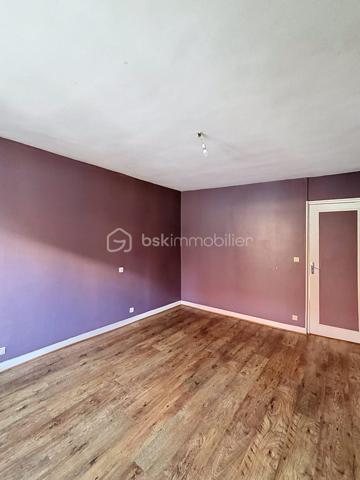 Rare sur le secteur

Située dans un environnement agréable et recherché de la vallée de la Marne, cette maison d’habitation de 103 m² offre un cadre de vie idéal pour une famille à la recherche d’espace, de praticité et de potentiel. Réputée pour ses vignobles champenois et sa qualité de vie, la commune de Charly-sur-Marne séduit par sa situation stratégique, à seulement 16 km de Château-Thierry, 75 km de Reims et 81 km de Paris.

Vous profiterez d’un quotidien facilité avec commerces, écoles de la maternelle au collège, services médicaux et commodités accessibles à pied. Les gares de Nogent-l’Artaud (6 minutes en voiture) et Nanteuil-Saâcy (10 minutes en voiture), desservies par la ligne P, permettent également de rejoindre Paris-Est facilement.

Dès l’entrée, la maison dévoile un espace de vie chaleureux et lumineux comprenant un salon-séjour de 24,91 m² ouvert sur la cuisine, une buanderie fonctionnelle, un WC indépendant ainsi qu’une agréable véranda offrant un véritable espace de détente supplémentaire.

Répartie sur trois niveaux, elle propose au premier étage deux belles chambres de 14,63 m² et 13,55 m² ainsi qu’une salle d’eau. Le deuxième étage accueille deux autres chambres de 15 m² et 10,65 m² ainsi qu’un espace déjà prévu pour l’aménagement d’une salle de bain avec WC.

À l’extérieur, un jardinet de 156 m² vous permettra de profiter pleinement des beaux jours. Une dépendance avec grenier complète l’ensemble et offre de nombreuses possibilités d’aménagements selon vos besoins. Une cave voûtée située sous la maison apporte également beaucoup de cachet à l’ensemble.

Avec ses beaux volumes et son fort potentiel de valorisation, cette maison représente une belle opportunité pour une famille, une première acquisition ou un projet de vie, dans un secteur recherché et dynamique de la vallée de la Marne. 

N’hésitez pas à me contacter pour organiser une visite et découvrir tout le potentiel de ce bien.
