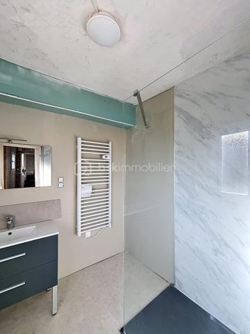 Rare sur le secteur

Située dans un environnement agréable et recherché de la vallée de la Marne, cette maison d’habitation de 103 m² offre un cadre de vie idéal pour une famille à la recherche d’espace, de praticité et de potentiel. Réputée pour ses vignobles champenois et sa qualité de vie, la commune de Charly-sur-Marne séduit par sa situation stratégique, à seulement 16 km de Château-Thierry, 75 km de Reims et 81 km de Paris.

Vous profiterez d’un quotidien facilité avec commerces, écoles de la maternelle au collège, services médicaux et commodités accessibles à pied. Les gares de Nogent-l’Artaud (6 minutes en voiture) et Nanteuil-Saâcy (10 minutes en voiture), desservies par la ligne P, permettent également de rejoindre Paris-Est facilement.

Dès l’entrée, la maison dévoile un espace de vie chaleureux et lumineux comprenant un salon-séjour de 24,91 m² ouvert sur la cuisine, une buanderie fonctionnelle, un WC indépendant ainsi qu’une agréable véranda offrant un véritable espace de détente supplémentaire.

Répartie sur trois niveaux, elle propose au premier étage deux belles chambres de 14,63 m² et 13,55 m² ainsi qu’une salle d’eau. Le deuxième étage accueille deux autres chambres de 15 m² et 10,65 m² ainsi qu’un espace déjà prévu pour l’aménagement d’une salle de bain avec WC.

À l’extérieur, un jardinet de 156 m² vous permettra de profiter pleinement des beaux jours. Une dépendance avec grenier complète l’ensemble et offre de nombreuses possibilités d’aménagements selon vos besoins. Une cave voûtée située sous la maison apporte également beaucoup de cachet à l’ensemble.

Avec ses beaux volumes et son fort potentiel de valorisation, cette maison représente une belle opportunité pour une famille, une première acquisition ou un projet de vie, dans un secteur recherché et dynamique de la vallée de la Marne. 

N’hésitez pas à me contacter pour organiser une visite et découvrir tout le potentiel de ce bien.