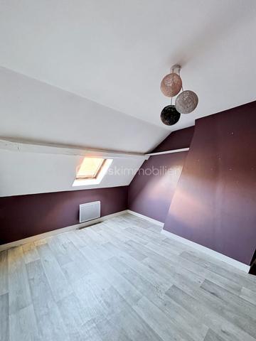 Rare sur le secteur

Située dans un environnement agréable et recherché de la vallée de la Marne, cette maison d’habitation de 103 m² offre un cadre de vie idéal pour une famille à la recherche d’espace, de praticité et de potentiel. Réputée pour ses vignobles champenois et sa qualité de vie, la commune de Charly-sur-Marne séduit par sa situation stratégique, à seulement 16 km de Château-Thierry, 75 km de Reims et 81 km de Paris.

Vous profiterez d’un quotidien facilité avec commerces, écoles de la maternelle au collège, services médicaux et commodités accessibles à pied. Les gares de Nogent-l’Artaud (6 minutes en voiture) et Nanteuil-Saâcy (10 minutes en voiture), desservies par la ligne P, permettent également de rejoindre Paris-Est facilement.

Dès l’entrée, la maison dévoile un espace de vie chaleureux et lumineux comprenant un salon-séjour de 24,91 m² ouvert sur la cuisine, une buanderie fonctionnelle, un WC indépendant ainsi qu’une agréable véranda offrant un véritable espace de détente supplémentaire.

Répartie sur trois niveaux, elle propose au premier étage deux belles chambres de 14,63 m² et 13,55 m² ainsi qu’une salle d’eau. Le deuxième étage accueille deux autres chambres de 15 m² et 10,65 m² ainsi qu’un espace déjà prévu pour l’aménagement d’une salle de bain avec WC.

À l’extérieur, un jardinet de 156 m² vous permettra de profiter pleinement des beaux jours. Une dépendance avec grenier complète l’ensemble et offre de nombreuses possibilités d’aménagements selon vos besoins. Une cave voûtée située sous la maison apporte également beaucoup de cachet à l’ensemble.

Avec ses beaux volumes et son fort potentiel de valorisation, cette maison représente une belle opportunité pour une famille, une première acquisition ou un projet de vie, dans un secteur recherché et dynamique de la vallée de la Marne. 

N’hésitez pas à me contacter pour organiser une visite et découvrir tout le potentiel de ce bien.