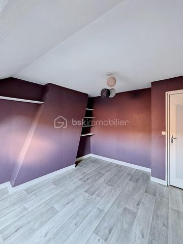 Rare sur le secteur

Située dans un environnement agréable et recherché de la vallée de la Marne, cette maison d’habitation de 103 m² offre un cadre de vie idéal pour une famille à la recherche d’espace, de praticité et de potentiel. Réputée pour ses vignobles champenois et sa qualité de vie, la commune de Charly-sur-Marne séduit par sa situation stratégique, à seulement 16 km de Château-Thierry, 75 km de Reims et 81 km de Paris.

Vous profiterez d’un quotidien facilité avec commerces, écoles de la maternelle au collège, services médicaux et commodités accessibles à pied. Les gares de Nogent-l’Artaud (6 minutes en voiture) et Nanteuil-Saâcy (10 minutes en voiture), desservies par la ligne P, permettent également de rejoindre Paris-Est facilement.

Dès l’entrée, la maison dévoile un espace de vie chaleureux et lumineux comprenant un salon-séjour de 24,91 m² ouvert sur la cuisine, une buanderie fonctionnelle, un WC indépendant ainsi qu’une agréable véranda offrant un véritable espace de détente supplémentaire.

Répartie sur trois niveaux, elle propose au premier étage deux belles chambres de 14,63 m² et 13,55 m² ainsi qu’une salle d’eau. Le deuxième étage accueille deux autres chambres de 15 m² et 10,65 m² ainsi qu’un espace déjà prévu pour l’aménagement d’une salle de bain avec WC.

À l’extérieur, un jardinet de 156 m² vous permettra de profiter pleinement des beaux jours. Une dépendance avec grenier complète l’ensemble et offre de nombreuses possibilités d’aménagements selon vos besoins. Une cave voûtée située sous la maison apporte également beaucoup de cachet à l’ensemble.

Avec ses beaux volumes et son fort potentiel de valorisation, cette maison représente une belle opportunité pour une famille, une première acquisition ou un projet de vie, dans un secteur recherché et dynamique de la vallée de la Marne. 

N’hésitez pas à me contacter pour organiser une visite et découvrir tout le potentiel de ce bien.