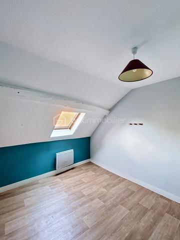 Rare sur le secteur

Située dans un environnement agréable et recherché de la vallée de la Marne, cette maison d’habitation de 103 m² offre un cadre de vie idéal pour une famille à la recherche d’espace, de praticité et de potentiel. Réputée pour ses vignobles champenois et sa qualité de vie, la commune de Charly-sur-Marne séduit par sa situation stratégique, à seulement 16 km de Château-Thierry, 75 km de Reims et 81 km de Paris.

Vous profiterez d’un quotidien facilité avec commerces, écoles de la maternelle au collège, services médicaux et commodités accessibles à pied. Les gares de Nogent-l’Artaud (6 minutes en voiture) et Nanteuil-Saâcy (10 minutes en voiture), desservies par la ligne P, permettent également de rejoindre Paris-Est facilement.

Dès l’entrée, la maison dévoile un espace de vie chaleureux et lumineux comprenant un salon-séjour de 24,91 m² ouvert sur la cuisine, une buanderie fonctionnelle, un WC indépendant ainsi qu’une agréable véranda offrant un véritable espace de détente supplémentaire.

Répartie sur trois niveaux, elle propose au premier étage deux belles chambres de 14,63 m² et 13,55 m² ainsi qu’une salle d’eau. Le deuxième étage accueille deux autres chambres de 15 m² et 10,65 m² ainsi qu’un espace déjà prévu pour l’aménagement d’une salle de bain avec WC.

À l’extérieur, un jardinet de 156 m² vous permettra de profiter pleinement des beaux jours. Une dépendance avec grenier complète l’ensemble et offre de nombreuses possibilités d’aménagements selon vos besoins. Une cave voûtée située sous la maison apporte également beaucoup de cachet à l’ensemble.

Avec ses beaux volumes et son fort potentiel de valorisation, cette maison représente une belle opportunité pour une famille, une première acquisition ou un projet de vie, dans un secteur recherché et dynamique de la vallée de la Marne. 

N’hésitez pas à me contacter pour organiser une visite et découvrir tout le potentiel de ce bien.