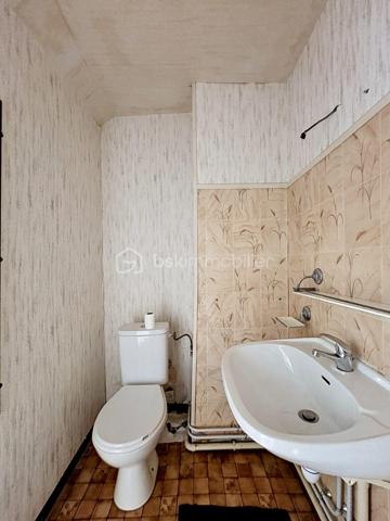 Rare sur le secteur

Située dans un environnement agréable et recherché de la vallée de la Marne, cette maison d’habitation de 103 m² offre un cadre de vie idéal pour une famille à la recherche d’espace, de praticité et de potentiel. Réputée pour ses vignobles champenois et sa qualité de vie, la commune de Charly-sur-Marne séduit par sa situation stratégique, à seulement 16 km de Château-Thierry, 75 km de Reims et 81 km de Paris.

Vous profiterez d’un quotidien facilité avec commerces, écoles de la maternelle au collège, services médicaux et commodités accessibles à pied. Les gares de Nogent-l’Artaud (6 minutes en voiture) et Nanteuil-Saâcy (10 minutes en voiture), desservies par la ligne P, permettent également de rejoindre Paris-Est facilement.

Dès l’entrée, la maison dévoile un espace de vie chaleureux et lumineux comprenant un salon-séjour de 24,91 m² ouvert sur la cuisine, une buanderie fonctionnelle, un WC indépendant ainsi qu’une agréable véranda offrant un véritable espace de détente supplémentaire.

Répartie sur trois niveaux, elle propose au premier étage deux belles chambres de 14,63 m² et 13,55 m² ainsi qu’une salle d’eau. Le deuxième étage accueille deux autres chambres de 15 m² et 10,65 m² ainsi qu’un espace déjà prévu pour l’aménagement d’une salle de bain avec WC.

À l’extérieur, un jardinet de 156 m² vous permettra de profiter pleinement des beaux jours. Une dépendance avec grenier complète l’ensemble et offre de nombreuses possibilités d’aménagements selon vos besoins. Une cave voûtée située sous la maison apporte également beaucoup de cachet à l’ensemble.

Avec ses beaux volumes et son fort potentiel de valorisation, cette maison représente une belle opportunité pour une famille, une première acquisition ou un projet de vie, dans un secteur recherché et dynamique de la vallée de la Marne. 

N’hésitez pas à me contacter pour organiser une visite et découvrir tout le potentiel de ce bien.