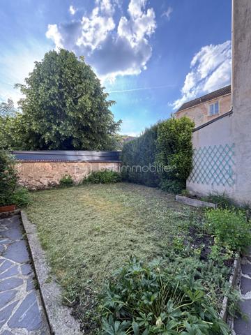 Rare sur le secteur

Située dans un environnement agréable et recherché de la vallée de la Marne, cette maison d’habitation de 103 m² offre un cadre de vie idéal pour une famille à la recherche d’espace, de praticité et de potentiel. Réputée pour ses vignobles champenois et sa qualité de vie, la commune de Charly-sur-Marne séduit par sa situation stratégique, à seulement 16 km de Château-Thierry, 75 km de Reims et 81 km de Paris.

Vous profiterez d’un quotidien facilité avec commerces, écoles de la maternelle au collège, services médicaux et commodités accessibles à pied. Les gares de Nogent-l’Artaud (6 minutes en voiture) et Nanteuil-Saâcy (10 minutes en voiture), desservies par la ligne P, permettent également de rejoindre Paris-Est facilement.

Dès l’entrée, la maison dévoile un espace de vie chaleureux et lumineux comprenant un salon-séjour de 24,91 m² ouvert sur la cuisine, une buanderie fonctionnelle, un WC indépendant ainsi qu’une agréable véranda offrant un véritable espace de détente supplémentaire.

Répartie sur trois niveaux, elle propose au premier étage deux belles chambres de 14,63 m² et 13,55 m² ainsi qu’une salle d’eau. Le deuxième étage accueille deux autres chambres de 15 m² et 10,65 m² ainsi qu’un espace déjà prévu pour l’aménagement d’une salle de bain avec WC.

À l’extérieur, un jardinet de 156 m² vous permettra de profiter pleinement des beaux jours. Une dépendance avec grenier complète l’ensemble et offre de nombreuses possibilités d’aménagements selon vos besoins. Une cave voûtée située sous la maison apporte également beaucoup de cachet à l’ensemble.

Avec ses beaux volumes et son fort potentiel de valorisation, cette maison représente une belle opportunité pour une famille, une première acquisition ou un projet de vie, dans un secteur recherché et dynamique de la vallée de la Marne. 

N’hésitez pas à me contacter pour organiser une visite et découvrir tout le potentiel de ce bien.