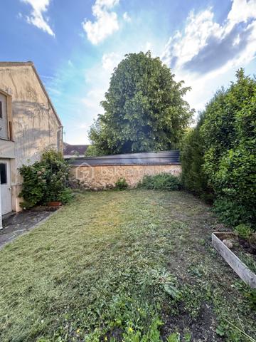 Rare sur le secteur

Située dans un environnement agréable et recherché de la vallée de la Marne, cette maison d’habitation de 103 m² offre un cadre de vie idéal pour une famille à la recherche d’espace, de praticité et de potentiel. Réputée pour ses vignobles champenois et sa qualité de vie, la commune de Charly-sur-Marne séduit par sa situation stratégique, à seulement 16 km de Château-Thierry, 75 km de Reims et 81 km de Paris.

Vous profiterez d’un quotidien facilité avec commerces, écoles de la maternelle au collège, services médicaux et commodités accessibles à pied. Les gares de Nogent-l’Artaud (6 minutes en voiture) et Nanteuil-Saâcy (10 minutes en voiture), desservies par la ligne P, permettent également de rejoindre Paris-Est facilement.

Dès l’entrée, la maison dévoile un espace de vie chaleureux et lumineux comprenant un salon-séjour de 24,91 m² ouvert sur la cuisine, une buanderie fonctionnelle, un WC indépendant ainsi qu’une agréable véranda offrant un véritable espace de détente supplémentaire.

Répartie sur trois niveaux, elle propose au premier étage deux belles chambres de 14,63 m² et 13,55 m² ainsi qu’une salle d’eau. Le deuxième étage accueille deux autres chambres de 15 m² et 10,65 m² ainsi qu’un espace déjà prévu pour l’aménagement d’une salle de bain avec WC.

À l’extérieur, un jardinet de 156 m² vous permettra de profiter pleinement des beaux jours. Une dépendance avec grenier complète l’ensemble et offre de nombreuses possibilités d’aménagements selon vos besoins. Une cave voûtée située sous la maison apporte également beaucoup de cachet à l’ensemble.

Avec ses beaux volumes et son fort potentiel de valorisation, cette maison représente une belle opportunité pour une famille, une première acquisition ou un projet de vie, dans un secteur recherché et dynamique de la vallée de la Marne. 

N’hésitez pas à me contacter pour organiser une visite et découvrir tout le potentiel de ce bien.