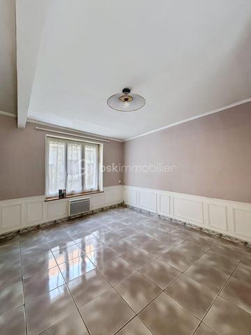 Rare sur le secteur

Située dans un environnement agréable et recherché de la vallée de la Marne, cette maison d’habitation de 103 m² offre un cadre de vie idéal pour une famille à la recherche d’espace, de praticité et de potentiel. Réputée pour ses vignobles champenois et sa qualité de vie, la commune de Charly-sur-Marne séduit par sa situation stratégique, à seulement 16 km de Château-Thierry, 75 km de Reims et 81 km de Paris.

Vous profiterez d’un quotidien facilité avec commerces, écoles de la maternelle au collège, services médicaux et commodités accessibles à pied. Les gares de Nogent-l’Artaud (6 minutes en voiture) et Nanteuil-Saâcy (10 minutes en voiture), desservies par la ligne P, permettent également de rejoindre Paris-Est facilement.

Dès l’entrée, la maison dévoile un espace de vie chaleureux et lumineux comprenant un salon-séjour de 24,91 m² ouvert sur la cuisine, une buanderie fonctionnelle, un WC indépendant ainsi qu’une agréable véranda offrant un véritable espace de détente supplémentaire.

Répartie sur trois niveaux, elle propose au premier étage deux belles chambres de 14,63 m² et 13,55 m² ainsi qu’une salle d’eau. Le deuxième étage accueille deux autres chambres de 15 m² et 10,65 m² ainsi qu’un espace déjà prévu pour l’aménagement d’une salle de bain avec WC.

À l’extérieur, un jardinet de 156 m² vous permettra de profiter pleinement des beaux jours. Une dépendance avec grenier complète l’ensemble et offre de nombreuses possibilités d’aménagements selon vos besoins. Une cave voûtée située sous la maison apporte également beaucoup de cachet à l’ensemble.

Avec ses beaux volumes et son fort potentiel de valorisation, cette maison représente une belle opportunité pour une famille, une première acquisition ou un projet de vie, dans un secteur recherché et dynamique de la vallée de la Marne. 

N’hésitez pas à me contacter pour organiser une visite et découvrir tout le potentiel de ce bien.