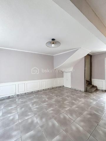 Rare sur le secteur

Située dans un environnement agréable et recherché de la vallée de la Marne, cette maison d’habitation de 103 m² offre un cadre de vie idéal pour une famille à la recherche d’espace, de praticité et de potentiel. Réputée pour ses vignobles champenois et sa qualité de vie, la commune de Charly-sur-Marne séduit par sa situation stratégique, à seulement 16 km de Château-Thierry, 75 km de Reims et 81 km de Paris.

Vous profiterez d’un quotidien facilité avec commerces, écoles de la maternelle au collège, services médicaux et commodités accessibles à pied. Les gares de Nogent-l’Artaud (6 minutes en voiture) et Nanteuil-Saâcy (10 minutes en voiture), desservies par la ligne P, permettent également de rejoindre Paris-Est facilement.

Dès l’entrée, la maison dévoile un espace de vie chaleureux et lumineux comprenant un salon-séjour de 24,91 m² ouvert sur la cuisine, une buanderie fonctionnelle, un WC indépendant ainsi qu’une agréable véranda offrant un véritable espace de détente supplémentaire.

Répartie sur trois niveaux, elle propose au premier étage deux belles chambres de 14,63 m² et 13,55 m² ainsi qu’une salle d’eau. Le deuxième étage accueille deux autres chambres de 15 m² et 10,65 m² ainsi qu’un espace déjà prévu pour l’aménagement d’une salle de bain avec WC.

À l’extérieur, un jardinet de 156 m² vous permettra de profiter pleinement des beaux jours. Une dépendance avec grenier complète l’ensemble et offre de nombreuses possibilités d’aménagements selon vos besoins. Une cave voûtée située sous la maison apporte également beaucoup de cachet à l’ensemble.

Avec ses beaux volumes et son fort potentiel de valorisation, cette maison représente une belle opportunité pour une famille, une première acquisition ou un projet de vie, dans un secteur recherché et dynamique de la vallée de la Marne. 

N’hésitez pas à me contacter pour organiser une visite et découvrir tout le potentiel de ce bien.
