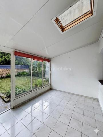 Rare sur le secteur

Située dans un environnement agréable et recherché de la vallée de la Marne, cette maison d’habitation de 103 m² offre un cadre de vie idéal pour une famille à la recherche d’espace, de praticité et de potentiel. Réputée pour ses vignobles champenois et sa qualité de vie, la commune de Charly-sur-Marne séduit par sa situation stratégique, à seulement 16 km de Château-Thierry, 75 km de Reims et 81 km de Paris.

Vous profiterez d’un quotidien facilité avec commerces, écoles de la maternelle au collège, services médicaux et commodités accessibles à pied. Les gares de Nogent-l’Artaud (6 minutes en voiture) et Nanteuil-Saâcy (10 minutes en voiture), desservies par la ligne P, permettent également de rejoindre Paris-Est facilement.

Dès l’entrée, la maison dévoile un espace de vie chaleureux et lumineux comprenant un salon-séjour de 24,91 m² ouvert sur la cuisine, une buanderie fonctionnelle, un WC indépendant ainsi qu’une agréable véranda offrant un véritable espace de détente supplémentaire.

Répartie sur trois niveaux, elle propose au premier étage deux belles chambres de 14,63 m² et 13,55 m² ainsi qu’une salle d’eau. Le deuxième étage accueille deux autres chambres de 15 m² et 10,65 m² ainsi qu’un espace déjà prévu pour l’aménagement d’une salle de bain avec WC.

À l’extérieur, un jardinet de 156 m² vous permettra de profiter pleinement des beaux jours. Une dépendance avec grenier complète l’ensemble et offre de nombreuses possibilités d’aménagements selon vos besoins. Une cave voûtée située sous la maison apporte également beaucoup de cachet à l’ensemble.

Avec ses beaux volumes et son fort potentiel de valorisation, cette maison représente une belle opportunité pour une famille, une première acquisition ou un projet de vie, dans un secteur recherché et dynamique de la vallée de la Marne. 

N’hésitez pas à me contacter pour organiser une visite et découvrir tout le potentiel de ce bien.