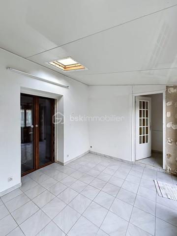 Rare sur le secteur

Située dans un environnement agréable et recherché de la vallée de la Marne, cette maison d’habitation de 103 m² offre un cadre de vie idéal pour une famille à la recherche d’espace, de praticité et de potentiel. Réputée pour ses vignobles champenois et sa qualité de vie, la commune de Charly-sur-Marne séduit par sa situation stratégique, à seulement 16 km de Château-Thierry, 75 km de Reims et 81 km de Paris.

Vous profiterez d’un quotidien facilité avec commerces, écoles de la maternelle au collège, services médicaux et commodités accessibles à pied. Les gares de Nogent-l’Artaud (6 minutes en voiture) et Nanteuil-Saâcy (10 minutes en voiture), desservies par la ligne P, permettent également de rejoindre Paris-Est facilement.

Dès l’entrée, la maison dévoile un espace de vie chaleureux et lumineux comprenant un salon-séjour de 24,91 m² ouvert sur la cuisine, une buanderie fonctionnelle, un WC indépendant ainsi qu’une agréable véranda offrant un véritable espace de détente supplémentaire.

Répartie sur trois niveaux, elle propose au premier étage deux belles chambres de 14,63 m² et 13,55 m² ainsi qu’une salle d’eau. Le deuxième étage accueille deux autres chambres de 15 m² et 10,65 m² ainsi qu’un espace déjà prévu pour l’aménagement d’une salle de bain avec WC.

À l’extérieur, un jardinet de 156 m² vous permettra de profiter pleinement des beaux jours. Une dépendance avec grenier complète l’ensemble et offre de nombreuses possibilités d’aménagements selon vos besoins. Une cave voûtée située sous la maison apporte également beaucoup de cachet à l’ensemble.

Avec ses beaux volumes et son fort potentiel de valorisation, cette maison représente une belle opportunité pour une famille, une première acquisition ou un projet de vie, dans un secteur recherché et dynamique de la vallée de la Marne. 

N’hésitez pas à me contacter pour organiser une visite et découvrir tout le potentiel de ce bien.
