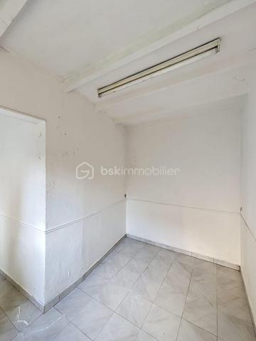 Rare sur le secteur

Située dans un environnement agréable et recherché de la vallée de la Marne, cette maison d’habitation de 103 m² offre un cadre de vie idéal pour une famille à la recherche d’espace, de praticité et de potentiel. Réputée pour ses vignobles champenois et sa qualité de vie, la commune de Charly-sur-Marne séduit par sa situation stratégique, à seulement 16 km de Château-Thierry, 75 km de Reims et 81 km de Paris.

Vous profiterez d’un quotidien facilité avec commerces, écoles de la maternelle au collège, services médicaux et commodités accessibles à pied. Les gares de Nogent-l’Artaud (6 minutes en voiture) et Nanteuil-Saâcy (10 minutes en voiture), desservies par la ligne P, permettent également de rejoindre Paris-Est facilement.

Dès l’entrée, la maison dévoile un espace de vie chaleureux et lumineux comprenant un salon-séjour de 24,91 m² ouvert sur la cuisine, une buanderie fonctionnelle, un WC indépendant ainsi qu’une agréable véranda offrant un véritable espace de détente supplémentaire.

Répartie sur trois niveaux, elle propose au premier étage deux belles chambres de 14,63 m² et 13,55 m² ainsi qu’une salle d’eau. Le deuxième étage accueille deux autres chambres de 15 m² et 10,65 m² ainsi qu’un espace déjà prévu pour l’aménagement d’une salle de bain avec WC.

À l’extérieur, un jardinet de 156 m² vous permettra de profiter pleinement des beaux jours. Une dépendance avec grenier complète l’ensemble et offre de nombreuses possibilités d’aménagements selon vos besoins. Une cave voûtée située sous la maison apporte également beaucoup de cachet à l’ensemble.

Avec ses beaux volumes et son fort potentiel de valorisation, cette maison représente une belle opportunité pour une famille, une première acquisition ou un projet de vie, dans un secteur recherché et dynamique de la vallée de la Marne. 

N’hésitez pas à me contacter pour organiser une visite et découvrir tout le potentiel de ce bien.