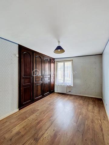 Rare sur le secteur

Située dans un environnement agréable et recherché de la vallée de la Marne, cette maison d’habitation de 103 m² offre un cadre de vie idéal pour une famille à la recherche d’espace, de praticité et de potentiel. Réputée pour ses vignobles champenois et sa qualité de vie, la commune de Charly-sur-Marne séduit par sa situation stratégique, à seulement 16 km de Château-Thierry, 75 km de Reims et 81 km de Paris.

Vous profiterez d’un quotidien facilité avec commerces, écoles de la maternelle au collège, services médicaux et commodités accessibles à pied. Les gares de Nogent-l’Artaud (6 minutes en voiture) et Nanteuil-Saâcy (10 minutes en voiture), desservies par la ligne P, permettent également de rejoindre Paris-Est facilement.

Dès l’entrée, la maison dévoile un espace de vie chaleureux et lumineux comprenant un salon-séjour de 24,91 m² ouvert sur la cuisine, une buanderie fonctionnelle, un WC indépendant ainsi qu’une agréable véranda offrant un véritable espace de détente supplémentaire.

Répartie sur trois niveaux, elle propose au premier étage deux belles chambres de 14,63 m² et 13,55 m² ainsi qu’une salle d’eau. Le deuxième étage accueille deux autres chambres de 15 m² et 10,65 m² ainsi qu’un espace déjà prévu pour l’aménagement d’une salle de bain avec WC.

À l’extérieur, un jardinet de 156 m² vous permettra de profiter pleinement des beaux jours. Une dépendance avec grenier complète l’ensemble et offre de nombreuses possibilités d’aménagements selon vos besoins. Une cave voûtée située sous la maison apporte également beaucoup de cachet à l’ensemble.

Avec ses beaux volumes et son fort potentiel de valorisation, cette maison représente une belle opportunité pour une famille, une première acquisition ou un projet de vie, dans un secteur recherché et dynamique de la vallée de la Marne. 

N’hésitez pas à me contacter pour organiser une visite et découvrir tout le potentiel de ce bien.