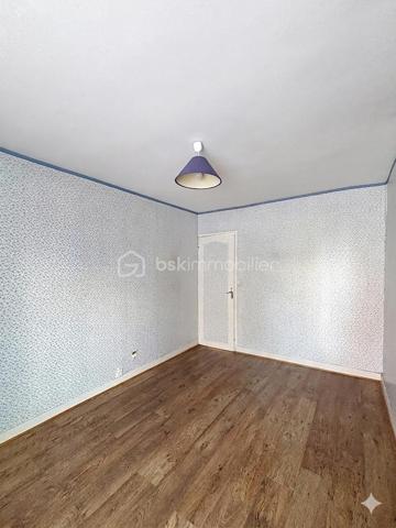 Rare sur le secteur

Située dans un environnement agréable et recherché de la vallée de la Marne, cette maison d’habitation de 103 m² offre un cadre de vie idéal pour une famille à la recherche d’espace, de praticité et de potentiel. Réputée pour ses vignobles champenois et sa qualité de vie, la commune de Charly-sur-Marne séduit par sa situation stratégique, à seulement 16 km de Château-Thierry, 75 km de Reims et 81 km de Paris.

Vous profiterez d’un quotidien facilité avec commerces, écoles de la maternelle au collège, services médicaux et commodités accessibles à pied. Les gares de Nogent-l’Artaud (6 minutes en voiture) et Nanteuil-Saâcy (10 minutes en voiture), desservies par la ligne P, permettent également de rejoindre Paris-Est facilement.

Dès l’entrée, la maison dévoile un espace de vie chaleureux et lumineux comprenant un salon-séjour de 24,91 m² ouvert sur la cuisine, une buanderie fonctionnelle, un WC indépendant ainsi qu’une agréable véranda offrant un véritable espace de détente supplémentaire.

Répartie sur trois niveaux, elle propose au premier étage deux belles chambres de 14,63 m² et 13,55 m² ainsi qu’une salle d’eau. Le deuxième étage accueille deux autres chambres de 15 m² et 10,65 m² ainsi qu’un espace déjà prévu pour l’aménagement d’une salle de bain avec WC.

À l’extérieur, un jardinet de 156 m² vous permettra de profiter pleinement des beaux jours. Une dépendance avec grenier complète l’ensemble et offre de nombreuses possibilités d’aménagements selon vos besoins. Une cave voûtée située sous la maison apporte également beaucoup de cachet à l’ensemble.

Avec ses beaux volumes et son fort potentiel de valorisation, cette maison représente une belle opportunité pour une famille, une première acquisition ou un projet de vie, dans un secteur recherché et dynamique de la vallée de la Marne. 

N’hésitez pas à me contacter pour organiser une visite et découvrir tout le potentiel de ce bien.