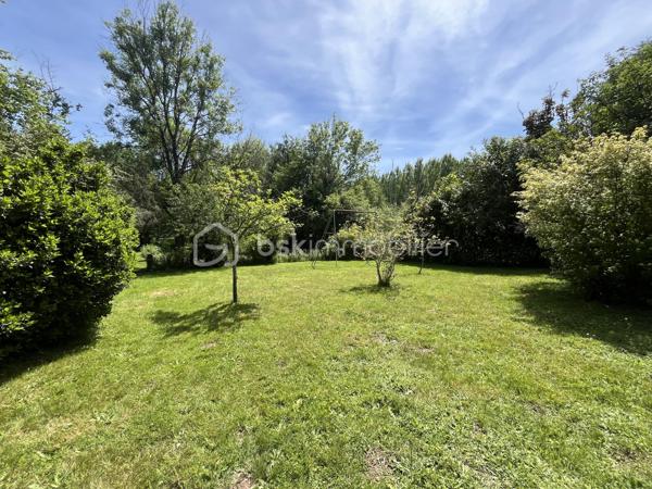 PETIT COIN DE PARADIS A VENDRE EN EXCLUSIVITE    !!!  

Sur la commune de Pruillé L'éguillé à moins de 1km du village et à 5 kms du Grand Lucé

Magnifique Terrain de loisirs de 1500 m2 environ avec petit étang de 13*20 m.

Un véritable havre de paix ideal pour des week ends détente, des grandes reunions de familles ou de belles fiestas.

Eau de la ville avec compteur
Portail d'accès
Cabanon
Abris de 30m2 avec 2 caravanes ( 8 couchages en tout)
Toilette sèche