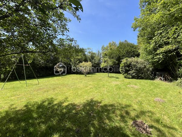 PETIT COIN DE PARADIS A VENDRE EN EXCLUSIVITE    !!!  

Sur la commune de Pruillé L'éguillé à moins de 1km du village et à 5 kms du Grand Lucé

Magnifique Terrain de loisirs de 1500 m2 environ avec petit étang de 13*20 m.

Un véritable havre de paix ideal pour des week ends détente, des grandes reunions de familles ou de belles fiestas.

Eau de la ville avec compteur
Portail d'accès
Cabanon
Abris de 30m2 avec 2 caravanes ( 8 couchages en tout)
Toilette sèche