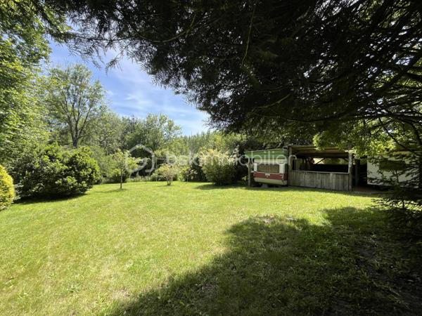 PETIT COIN DE PARADIS A VENDRE EN EXCLUSIVITE    !!!  

Sur la commune de Pruillé L'éguillé à moins de 1km du village et à 5 kms du Grand Lucé

Magnifique Terrain de loisirs de 1500 m2 environ avec petit étang de 13*20 m.

Un véritable havre de paix ideal pour des week ends détente, des grandes reunions de familles ou de belles fiestas.

Eau de la ville avec compteur
Portail d'accès
Cabanon
Abris de 30m2 avec 2 caravanes ( 8 couchages en tout)
Toilette sèche
