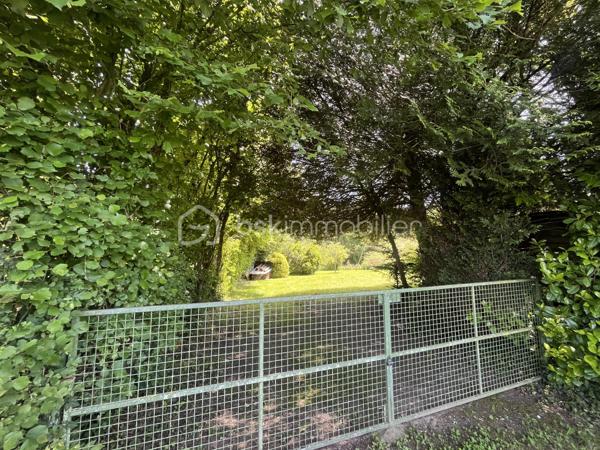 PETIT COIN DE PARADIS A VENDRE EN EXCLUSIVITE    !!!  

Sur la commune de Pruillé L'éguillé à moins de 1km du village et à 5 kms du Grand Lucé

Magnifique Terrain de loisirs de 1500 m2 environ avec petit étang de 13*20 m.

Un véritable havre de paix ideal pour des week ends détente, des grandes reunions de familles ou de belles fiestas.

Eau de la ville avec compteur
Portail d'accès
Cabanon
Abris de 30m2 avec 2 caravanes ( 8 couchages en tout)
Toilette sèche