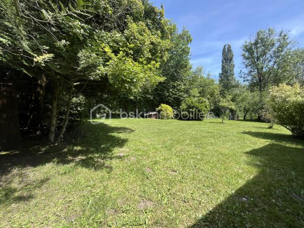 PETIT COIN DE PARADIS A VENDRE EN EXCLUSIVITE    !!!  

Sur la commune de Pruillé L'éguillé à moins de 1km du village et à 5 kms du Grand Lucé

Magnifique Terrain de loisirs de 1500 m2 environ avec petit étang de 13*20 m.

Un véritable havre de paix ideal pour des week ends détente, des grandes reunions de familles ou de belles fiestas.

Eau de la ville avec compteur
Portail d'accès
Cabanon
Abris de 30m2 avec 2 caravanes ( 8 couchages en tout)
Toilette sèche