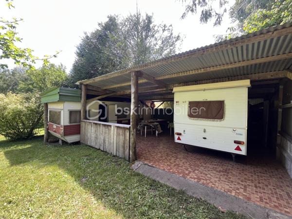 PETIT COIN DE PARADIS A VENDRE EN EXCLUSIVITE    !!!  

Sur la commune de Pruillé L'éguillé à moins de 1km du village et à 5 kms du Grand Lucé

Magnifique Terrain de loisirs de 1500 m2 environ avec petit étang de 13*20 m.

Un véritable havre de paix ideal pour des week ends détente, des grandes reunions de familles ou de belles fiestas.

Eau de la ville avec compteur
Portail d'accès
Cabanon
Abris de 30m2 avec 2 caravanes ( 8 couchages en tout)
Toilette sèche