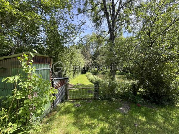 PETIT COIN DE PARADIS A VENDRE EN EXCLUSIVITE    !!!  

Sur la commune de Pruillé L'éguillé à moins de 1km du village et à 5 kms du Grand Lucé

Magnifique Terrain de loisirs de 1500 m2 environ avec petit étang de 13*20 m.

Un véritable havre de paix ideal pour des week ends détente, des grandes reunions de familles ou de belles fiestas.

Eau de la ville avec compteur
Portail d'accès
Cabanon
Abris de 30m2 avec 2 caravanes ( 8 couchages en tout)
Toilette sèche