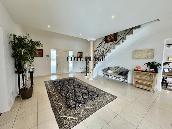 Vaux-sur-Mer (17640) VAUX PONTAILLAC VILLA AVEC PISCINE SPA GRAND VOLUME AU PRIX DE 2 080 000 € HAI