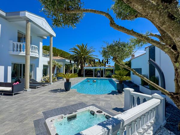 Vaux-sur-Mer (17640) VAUX PONTAILLAC VILLA AVEC PISCINE SPA GRAND VOLUME AU PRIX DE 2 080 000 € HAI