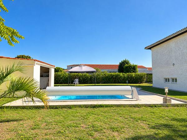 Maison de caractère aux beaux volumes, avec piscine et pool house