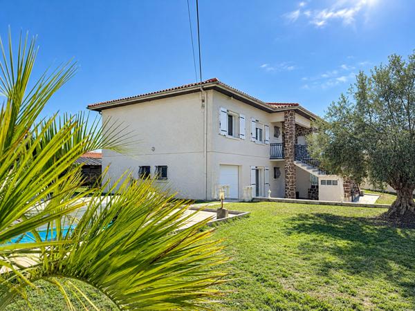 Maison de caractère aux beaux volumes, avec piscine et pool house
