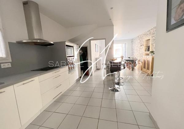 Charmante maison de village avec balcons puis grande cour intime et possibilité de créer deux logements.