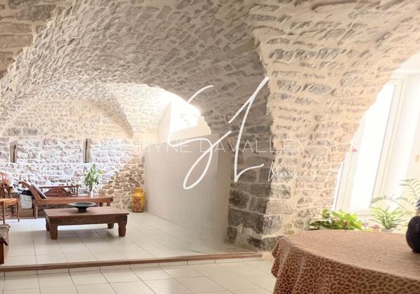 Charmante maison de village avec balcons puis grande cour intime et possibilité de créer deux logements.