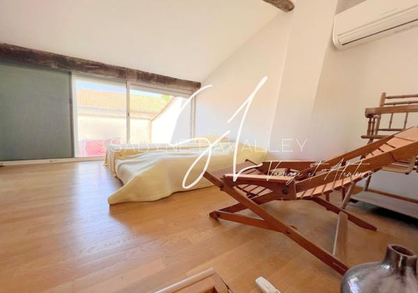 Charmante maison de village avec balcons puis grande cour intime et possibilité de créer deux logements.