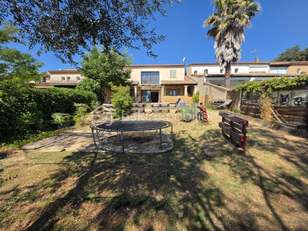 Bas de villa avec grand jardin privatif - 2 Chambres - une Cuisine Salle à manger ouverte sur un Salon - Buanderie -Salle de bain avec baignoire et douche - un Jardin sur une parcelle de 400m2 environ.
Parking aisé possibilité d'acquérir un Garage.

Prenez contact pour plus de renseignements.