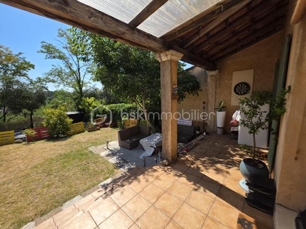 Bas de villa avec grand jardin privatif - 2 Chambres - une Cuisine Salle à manger ouverte sur un Salon - Buanderie -Salle de bain avec baignoire et douche - un Jardin sur une parcelle de 400m2 environ.
Parking aisé possibilité d'acquérir un Garage.

Prenez contact pour plus de renseignements.