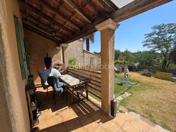 Bas de villa avec grand jardin privatif - 2 Chambres - une Cuisine Salle à manger ouverte sur un Salon - Buanderie -Salle de bain avec baignoire et douche - un Jardin sur une parcelle de 400m2 environ.
Parking aisé possibilité d'acquérir un Garage.

Prenez contact pour plus de renseignements.