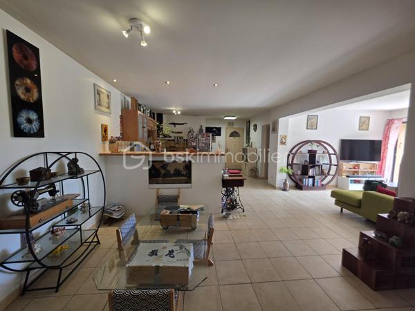 Bas de villa avec grand jardin privatif - 2 Chambres - une Cuisine Salle à manger ouverte sur un Salon - Buanderie -Salle de bain avec baignoire et douche - un Jardin sur une parcelle de 400m2 environ.
Parking aisé possibilité d'acquérir un Garage.

Prenez contact pour plus de renseignements.