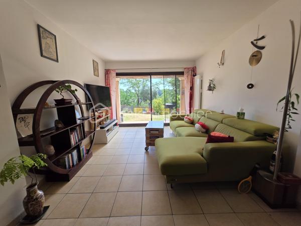 Bas de villa avec grand jardin privatif - 2 Chambres - une Cuisine Salle à manger ouverte sur un Salon - Buanderie -Salle de bain avec baignoire et douche - un Jardin sur une parcelle de 400m2 environ.
Parking aisé possibilité d'acquérir un Garage.

Prenez contact pour plus de renseignements.
