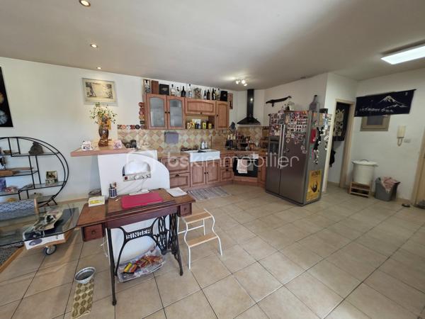 Bas de villa avec grand jardin privatif - 2 Chambres - une Cuisine Salle à manger ouverte sur un Salon - Buanderie -Salle de bain avec baignoire et douche - un Jardin sur une parcelle de 400m2 environ.
Parking aisé possibilité d'acquérir un Garage.

Prenez contact pour plus de renseignements.