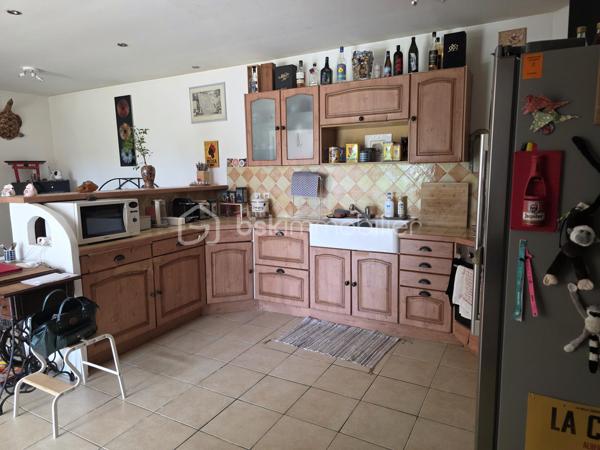 Bas de villa avec grand jardin privatif - 2 Chambres - une Cuisine Salle à manger ouverte sur un Salon - Buanderie -Salle de bain avec baignoire et douche - un Jardin sur une parcelle de 400m2 environ.
Parking aisé possibilité d'acquérir un Garage.

Prenez contact pour plus de renseignements.