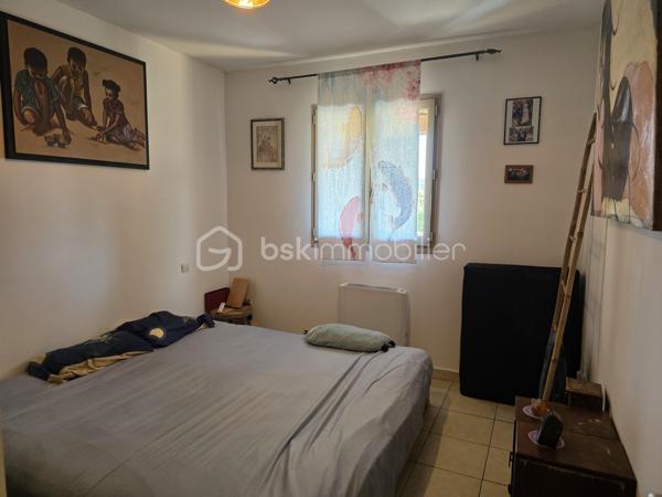 Bas de villa avec grand jardin privatif - 2 Chambres - une Cuisine Salle à manger ouverte sur un Salon - Buanderie -Salle de bain avec baignoire et douche - un Jardin sur une parcelle de 400m2 environ.
Parking aisé possibilité d'acquérir un Garage.

Prenez contact pour plus de renseignements.