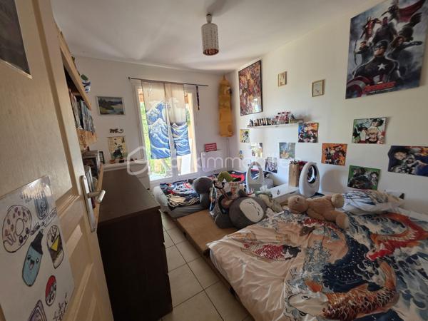 Bas de villa avec grand jardin privatif - 2 Chambres - une Cuisine Salle à manger ouverte sur un Salon - Buanderie -Salle de bain avec baignoire et douche - un Jardin sur une parcelle de 400m2 environ.
Parking aisé possibilité d'acquérir un Garage.

Prenez contact pour plus de renseignements.