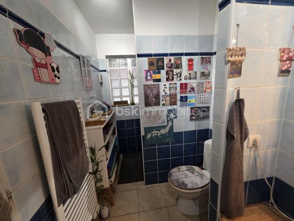Bas de villa avec grand jardin privatif - 2 Chambres - une Cuisine Salle à manger ouverte sur un Salon - Buanderie -Salle de bain avec baignoire et douche - un Jardin sur une parcelle de 400m2 environ.
Parking aisé possibilité d'acquérir un Garage.

Prenez contact pour plus de renseignements.