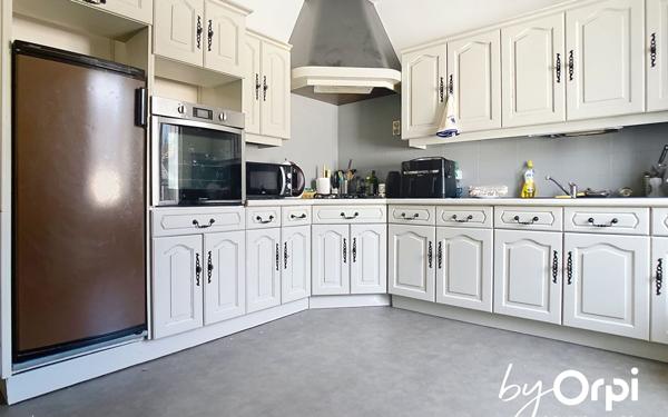 Immeuble à vendre    3 pièces • 307,06 m2 Saint-Gervais-d'Auvergne